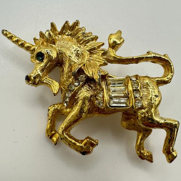 Sphinx vintage gold plated clear green rhinestones unicorn figural brooch pin - Picture 1 of 8
